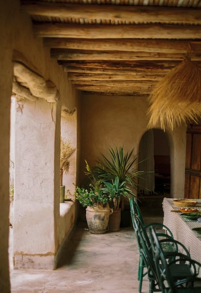 El comedor del jardín de una antigua granja bereber situada en la orilla del desierto de Agafay reformada por Studio KO.