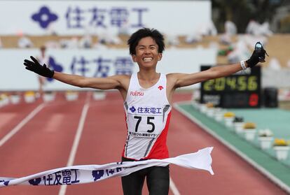 Kengo Suzuki cruza la línea de meta del maratón del Lago Biwa, el maratón más antiguo de Japón.