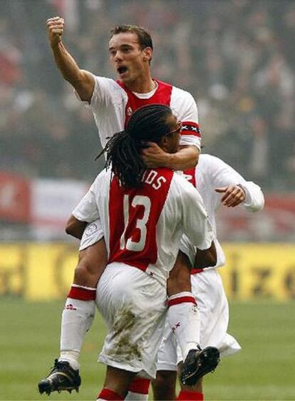 Sneijder celebra un gol con su compañero de equipo Edgar Davids