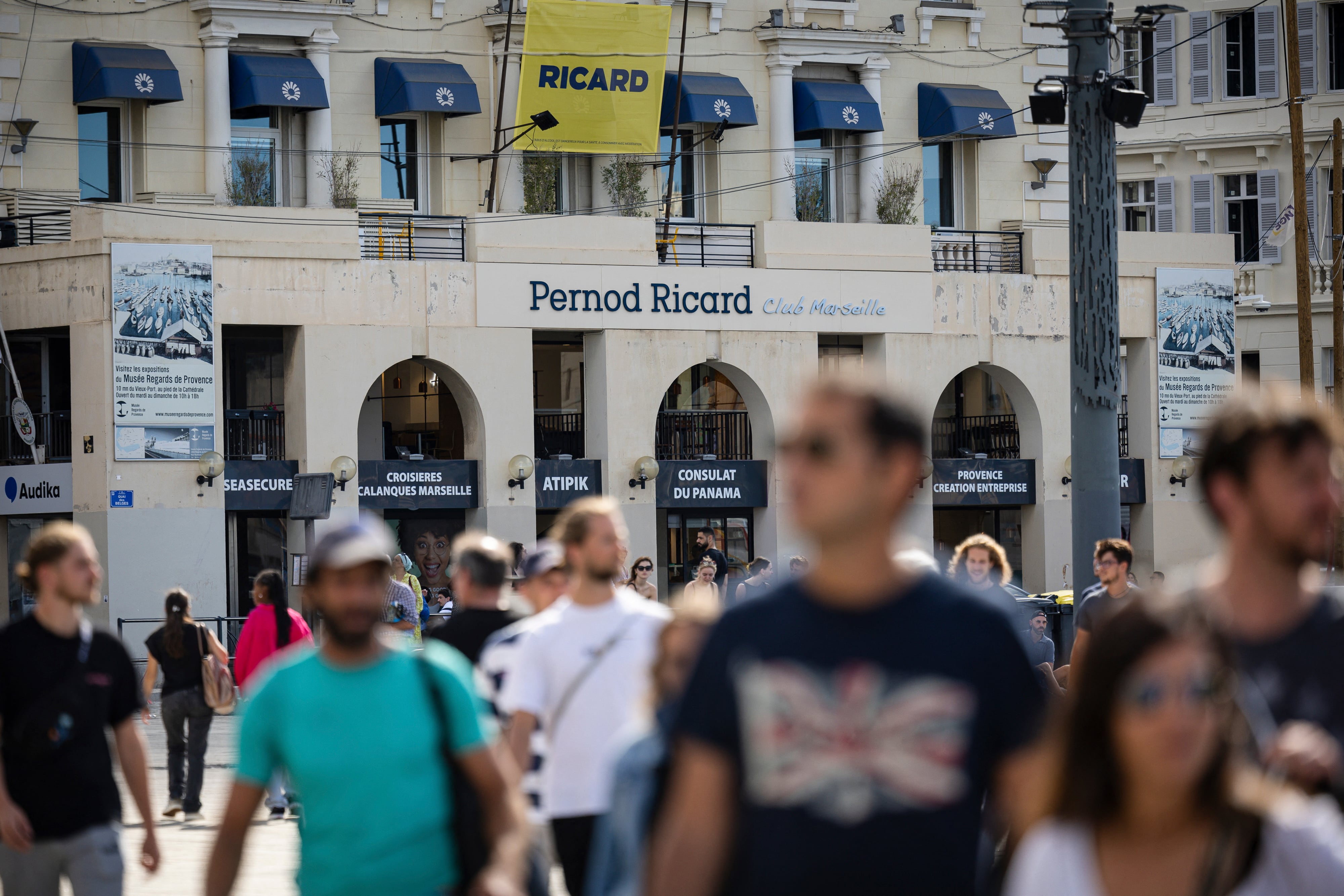 Imagen que muestra el Club Pernod Ricard en el Vieux Port de Marsella.