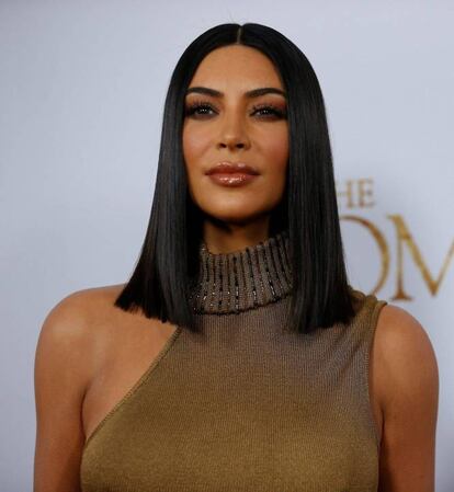 En marzo de 2016, Kim Kardashian se convirtió una vez más en objeto de titulares y de miles de comentarios en las redes sociales tras publicar una fotografía en su Instagram en la que aparecía desnuda, aunque con sus partes íntimas borradas digitalmente. Los cometnarios hirientes y negativos no se hicieron esperar, incluso de la actriz Bette Midler. A todos ellos la estrella de la telerrealidad les respondió con una carta publicada en su página web. “Soy madre, esposa, hermana, hija, emprendedora y se me permite ser sexy. Mi cuerpo me da poder. Mi sexualidad también. Me da poder sentirme cómoda en mi piel. Me da poder enseñar al mundo mis defectos sin tener miedo a lo que nadie vaya a decir. Espero que a travñes de esta plataforma, pueda animar y empoderar a las chicas y mujeres de todo el mundo”. Tras el nacimiento de su primera hija, Kim Kardashian también fue vilipendiada en las redes sociales por el peso que ganó durante el embarazo. “No acomplejéis a las chicas jóvenes”, les dijo entonces a todos sus críticos.