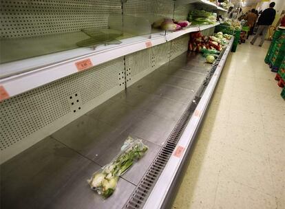 Estanterías vacías en el supermercado Mercadona de la calle Ribera de Curtidores (Madrid).