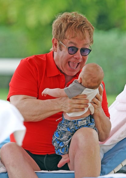 Elton John y su marido, David Furnish, Con 62 y 48 a?os respectivamente, se han convertido en los flamantes padres de un beb californiano. El peque?o, que naci el da de Navidad de 2010, se llama Zachary Jackson Levon Furnish-John y naci a travs de gestacin subrogada.