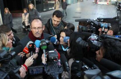 Iñaki Urdangarin's attorney Marío Pascual Vives speaks to reporters outside his office on Monday.