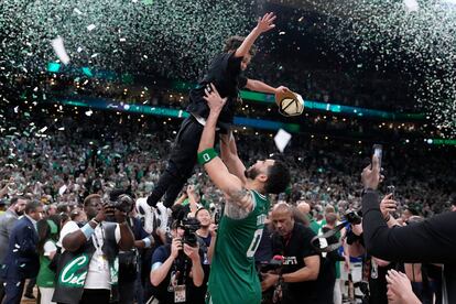 Jayson Tatum levanta a su hijo Deuce al final del partido en el TD Garden en Boston (Massachusetts), este lunes.