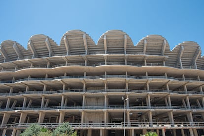 Cuando el Valencia proyectó el estadio lo hizo pensando en que sería el símbolo de un crecimiento del club, que no se ha dado, y que se convertiría en uno de los símbolos arquitectónicos de la ciudad.