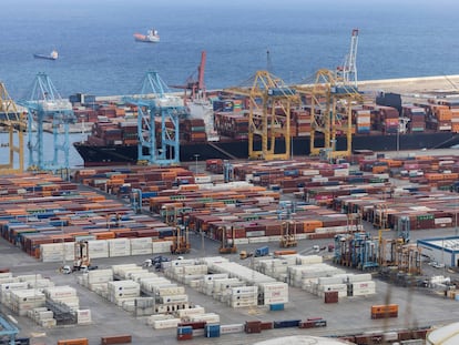 Operaciones de carga de contenedores en el puerto de Barcelona.