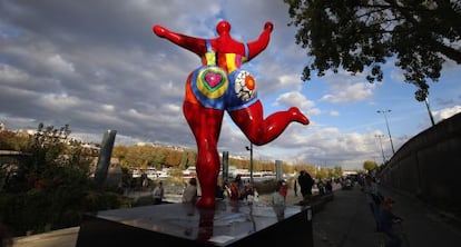 &#039;Dancing Nana&#039; (1995), al lado del Sena, en Par&iacute;s. 