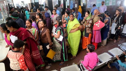 Varios pacientes esperan para ser atendidos en el hospital de Bhopal (India) en febrero de 2018.