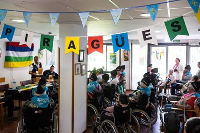 Arriondas 31/07/24 The Arriondas senior center, decorated for the week of the International Descent of the Sella. Photography: Julián Rus