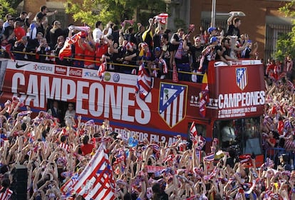 El autobús del Atlético por las calles de Madrid.