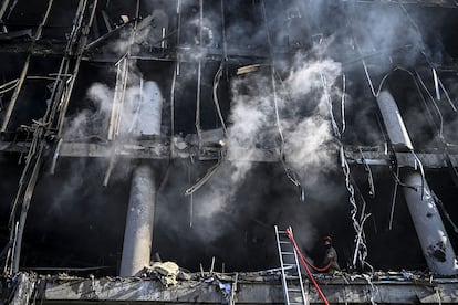 Los bomberos trabajan entre los escombros del centro comercial atacado esta madrugada, en Kiev. El Gobierno de Bulgaria ha alertado de la presencia de minas explosivas flotando a la deriva en el mar Negro, que han sido arrastradas desde la ciudad portuaria ucraniana de Odesa y que ponen el riesgo el tráfico marítimo en toda la zona.