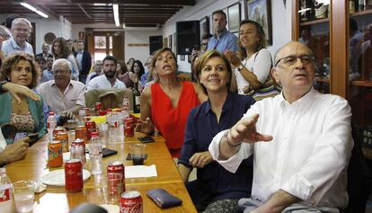 Jorge Fern&aacute;ndez D&iacute;az (1&ordm;d) acompa&ntilde;ado de Maria Dolores de Cospedal (2&ordm;d) y Alicia S&aacute;nchez-Camacho (3d).