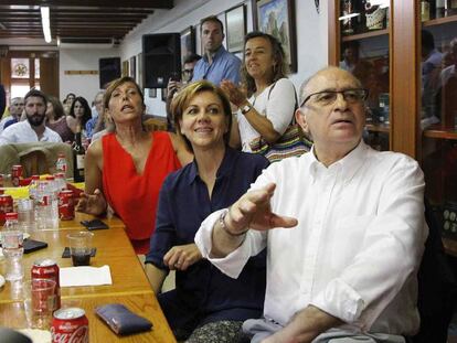 Jorge Fern&aacute;ndez D&iacute;az (1&ordm;d) acompa&ntilde;ado de Maria Dolores de Cospedal (2&ordm;d) y Alicia S&aacute;nchez-Camacho (3d).