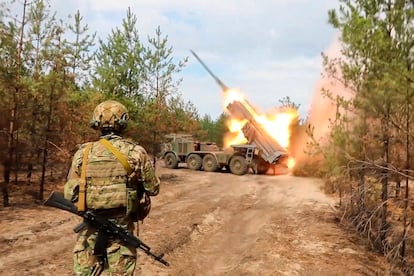 Fotograma de un vídeo del Ministerio de Defensa ruso, publicado el pasado septiembre, en el que se ve un lanzacohetes múltiple "Uragan" abriendo fuego desde una ubicación desconocida.