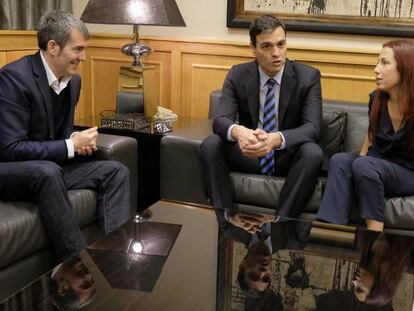 Sánchez con Clavijo (CC) y la vicepresidenta de Canarias, Patricia Hernández (PSOE).