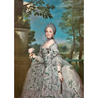 Antonio Rafael Mengs: 'María Luisa de Parma'. 1765. Este retrato de la Princesa de Asturias fue pintado con motivo de su enlace matrimonial con el Infante Don Carlos. La princesa de Asturias, pintada muy dentro del gusto rococó así como el vestido que luce, sobre un importante Tontillo, era conocido como robe à la française. Fue el más exitoso en Europa desde 1740. Se trataba de un vestido largo abierto por delante que dejaba ver una falda interior. Lo más característico de este vestido fueron los pliegues planos y profundos que arrancaban del escote y descendían por la espalda formando un falso manto y terminando en una cola. En España, este vestido fue llamado bata, evocando su origen en la ropa de levantar.