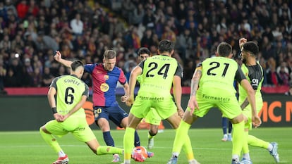 Dani Olmo dispara a portería para anotar el gol de la victoria del Barcelona este martes ante el Mallorca.