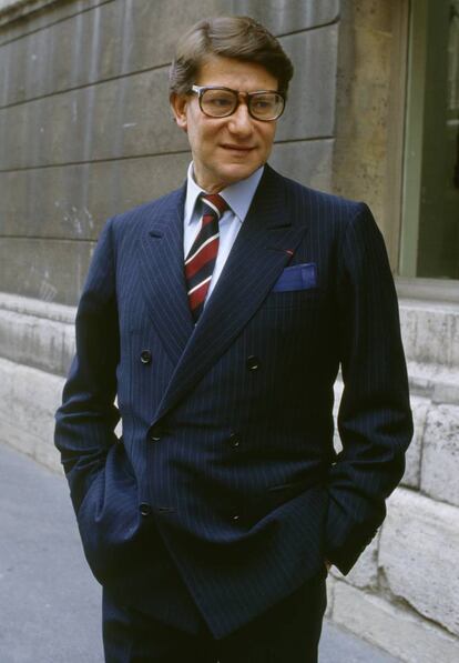 Yves Saint Laurent (1936-2008) acababa de 18 años cuando comenzó a trabajar como decorador en el estudio de Dior. Unos años después, a los 21 años, fue el elegido por Christian Dior para sustituirle como diseñador jefe de la firma. El buen trabajo de Yves, que se convirtió en el modisto más joven de la alta costura francesa, rescató a Dior de la quiebra a la que estaba abocada.