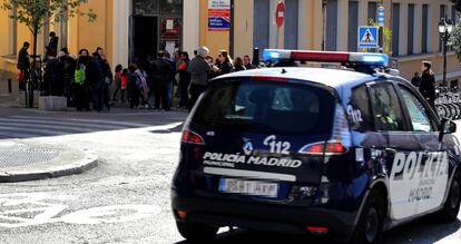 Un coche de la Polic&iacute;a Municipal pasa por delante de un colegio, en una imagen de archivo.