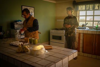 Islas y Joaquín García preparan su desayuno antes de salir a trabajar al campo, el 16 de abril.