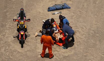 Sunderland es atendido por un equipo médico en San Juan de Marcona.