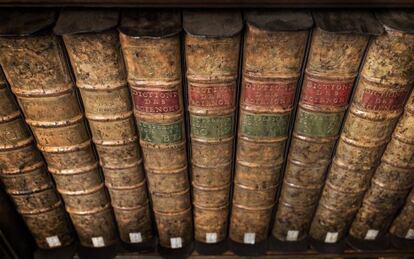 Vista de la Biblioteca de la RAE donde se guardan los vol&uacute;menes que componen la &#039;Encyclop&eacute;die&#039; de D&#039;Alembert y Diderot.