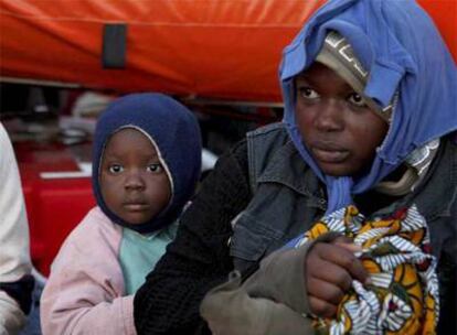 73 inmigrantes de origen subsahariano, ocho de ellos niños de corta edad, han llegado en buen estado al puerto de Motril tras ser rescatados.