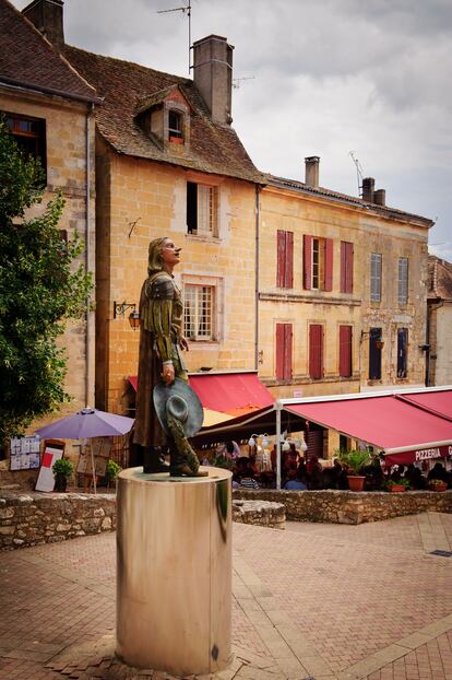 Estatua de Cyrano de Bergerac en el pueblo Bergerac, en la Dordoña. 