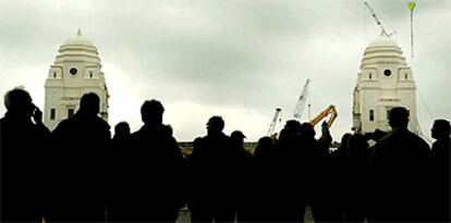 Una grúa comienza a demoler una de las 'torres gemelas' del estadio de Wembley.