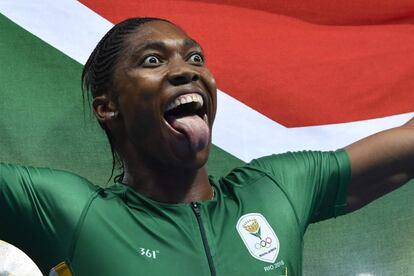 La sudafricana Caster Semenya celebra su victoria en la final de los 800 m.