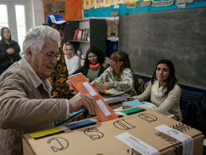 Un hombre emite un voto en un colegio electoral durante las elecciones primarias en San Eduardo, Argentina.