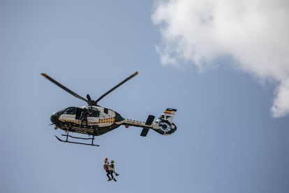 Efectivos de la Guardia Civil rescatan a una persona mayor desorientada, durante el simulacro realizado este miércoles en Madrid.