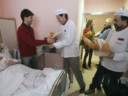 Representantes del gremio de panaderos entregan una barra de pan a Leire, la primera niña que ha nacido en Álava y en Euskadi y que recibirá una barra cada día todo el año.