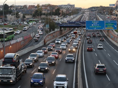 Atasco en la salida de la A2, carretera de Barcelona en sentido salida, en Madrid, en el pasado puente de la Constitución.