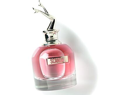 Scandal de JEAN PAUL GAULTIER (99,50 €; 80 ml) juega con el claroscuro, una de las tendencias más demandadas: el dulce y amargo de la miel se superpone al frescor de la naranja y relumbra gracias al impacto del pachuli. Foto: Mirta Rojo.