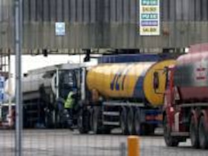 Unos camiones cisterna esperan para cargar gasolina en el depósito de combustible de Kingsbury, Reino Unido. EFE/Archivo