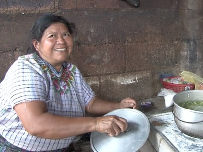 Uma mulher cozinha em Santiago de Atitlán, Guatemala.