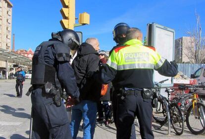 Los Mossos d'Esquadra detienen ua una persona en la inauguración de la estación de Renfe Sabadell Centre.