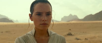Daisy Ridley como Rey, personagem da saga 'Star Wars'. 