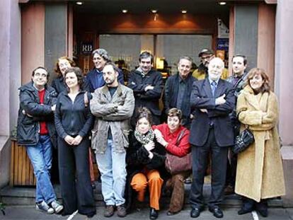 Los miembros del jurado del Café Salambó, ayer en Barcelona. De izquierda a derecha, detrás, Ramón de España, Rosa Regàs, Abilio Estévez, Antonio Muñoz Molina, José Antonio Garriga Vela, Marcos Ordóñez, Martín Casariego. Delante, Clara Sánchez, Antonio Orejudo, Mercedes Abad, Ana María Moix, Raúl Guerra Garrido y Elvira Lindo.