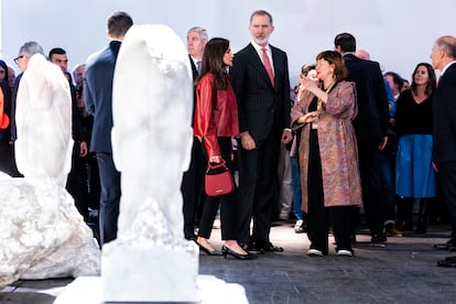 Los Reyes, acompañados de Maribel López, directora de Arco, visitan el stand de EL PAÍS con las obras de Jaume Plensa. 