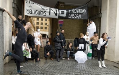Modelos de la facultad de Bellas Artes de la Universidad de Sevilla protestan por la precariedad laboral que aseguran padecen desde hace 16 años.