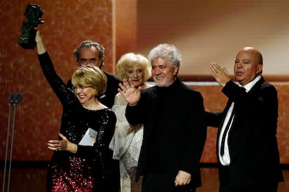 Los productores Esther García y Agustín y Pedro Almodóvar, en los premios Goya 2020 en Málaga. 