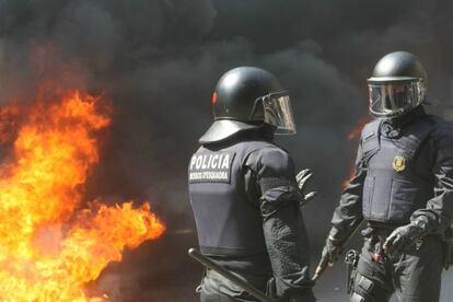 Disturbios en el centro de Barcelona en la jornada de huelga general.