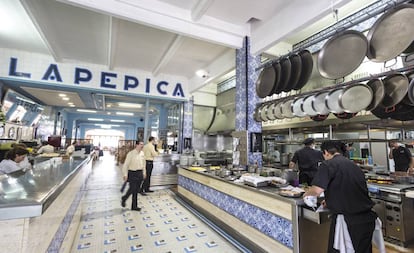Imagen del interior del restaurante La Pepica, en Valencia.