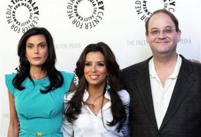 Teri Hatcher y Eva Longoria con Marc Cherry en una imagen de abril de 2009