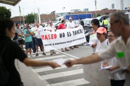 Concentració de treballadors de Valeo davant de la fàbrica de Nissan a Barcelona.