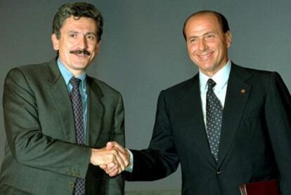 Massimo D' Alema y Silvio Berlusconi se dan la mano, en una imagen de 1995.