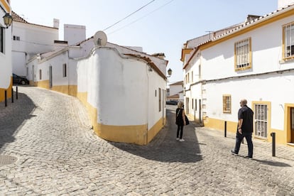 Susana Gil y Antonio Sáez Delgado, profesores españoles de la Universidad de Évora, de paseo por Elvas (Portugal).